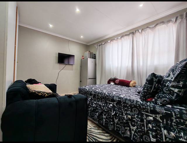 2 BEDROOM FLAT FOR SALE IN KEMPTON PARK CENTRAL